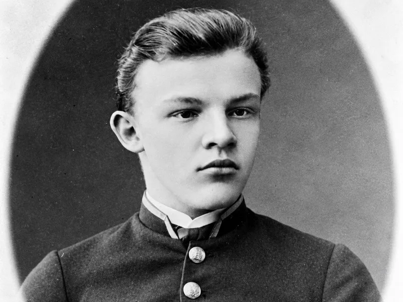 Lênin trở về Petrograd năm 1917 và giữ vai trò quan trọng trong cách mạng Nga